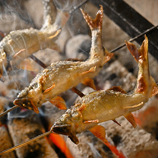 Live fish delivered directly from Kansai◆Enjoy seasonal fresh fish grilled over fragrant charcoal