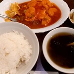 羅山 - 海老と玉子のチリソースランチ（杏仁豆腐付で950円）