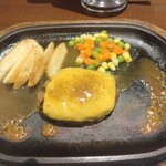 アルカサール - 炭火ハンバーグ(120g、チーズ焼き)。