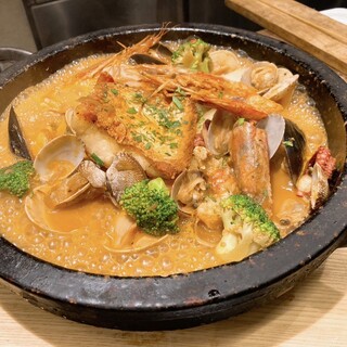 No.2 in popularity! Fresh fish stone pot bouillabaisse