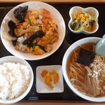 なるみ - きくらげ、玉子、豚肉炒め(930円也) ラーメンはハーフで、ご飯はお代わりサービス♪