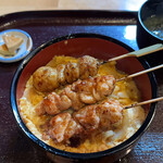 炭火割烹とも - 富士の鶏炭火焼き親子丼 900円。