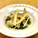 鮨おばな - 煮浅利はアオサと生姜で　旨み滲み出ます