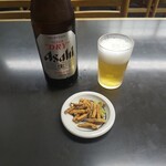 Owariya - ビールはアサヒスーパードライ中瓶の一択。おつまみは、そば味噌ではなくて野菜風味の揚げ餅でした。
