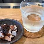 MURO TO SAKANA - ①茹で真蛸(頭身)の梅肉和え(税込450円)
                        超瞬間冷凍技術を導入した自社加工場で手当てした海鮮を使ったアテがメイン
                        臭みは無いけど細切れにした茹で蛸の頭は旨みが弱い
                        やっぱり足の方が旨みがあるよね