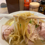 威風 - 麺は中太、やや縮れ