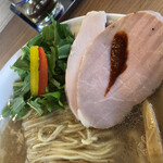 めん処 きよ洲 - 豚チャーシューにバルサミコとナンプラーのトマトソース！