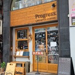 Progress LIFE STYLE COFFEE - 広島電鉄八丁堀電停から徒歩4分の「Progress LIFE STYLE COFFEE」さん
                        2016年開業、店主さんと女性スタッフ2人の3名体制
                        店舗外観はウッディな作り街中だと個性的に映りますね