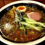 俺の中華たなか家 - トッピングは手前から「きゅうり」「鴨チャーシュー」「味玉」「メンマ」「白髪葱」「刻み海苔」♪「スープ」には「茗荷」と「大葉」が刻み込まれています(^_^)