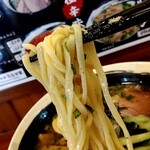 俺の中華たなか家 - 麺リフト⤴️自家製太麺に冷たい❄旨旨スープが絡んできます(^O^)/