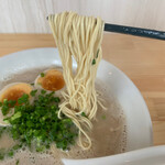 とんこつラーメン44 - ラーメン　プレーン　700円　味玉ボンバー＋100円