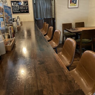 Popular counter seats for regulars and solo customers. OK for a few drinks.