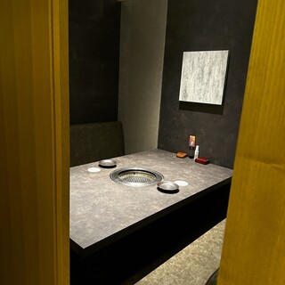 上部は空いておりますがプライベート空間でお食事をご堪能いただけます。