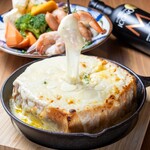 Teppanyaki toast fondue filled with cheese