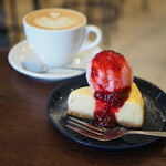 オールシーズンズ コーヒー - 苺アイスのチーズケーキ（780円） ラテ（580円）