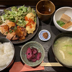 Yakumiya - 週替わり:鶏の黒胡椒焼きと白身魚の辛子揚げ