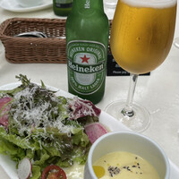 キハチ 青山本店 - サラダ＆冷静スープ、ハイネケンはキンキンに冷えておりました！サラダにかかっている削ったチーズがふわふわで良い食感！