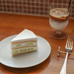 喫茶 プロローグ - ２０２３年６月再訪：メロンのショートケーキ ＆ カフェラテ☆