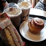 スターバックス・コーヒー - ダークモカチップフラペチーノ（530円）、キャラメルフラペチーノ（510円）、グレインブレッドBLT＆エッグ（420円）、シナモンロール（280円）