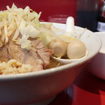 ラーメン二郎 - ラーメン半分＋ニンニク少し＋ショウガ半分玉子