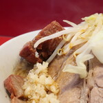 ラーメン二郎 - 豚の厚み