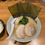 横浜家系ラーメン 魂心家 - 魂心ラーメン(醤油)  麺硬め、脂少なめ、濃さ普通