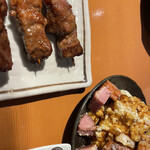 恵比寿 ふじ屋 - 串焼きとゴロゴロベーコン入りポテサラ。