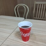 イオンドリップカフェ - ドリンク写真:コーヒー以外は、全て「コカ・コーラ」のカップを使用しています。