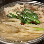 恵比寿 ふじ屋 - もつ鍋。ごぼうと豆腐がいい感じ。