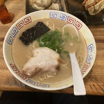 麺志 - 地元久留米の方が絶賛しておすすめのお店。「ラーメン道」700円を注文。お店の原点の味だそうです。チャーシューは大きくて厚い。