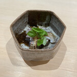 すし宮川 - イサキ　皮を藁で炙って