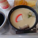 喫茶フィッシング - ○茶碗蒸し
            小さいながら鶏肉、椎茸も入っている
            まあ美味しい味わいだった。