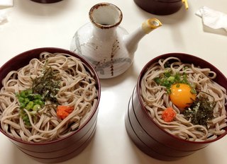 Teuchi Soba Honke Ookaji - 左：割子そば　右：三色割子そば