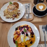 LIKO CAFE - リコカフェさんのパンケーキ二種とミチクサカフェさんのカフェラテ。ドリンクのカップは一つマイマグ持参で50円割引。