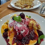 LIKO CAFE - マンゴーとアメリカンチェリーの杏仁クリームパンケーキ　ふわふわ生地