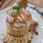 LIKO CAFE - 塩キャラメルバナナパンケーキ　ふわふわ生地