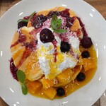 LIKO CAFE - マンゴーとアメリカンチェリーの杏仁クリームパンケーキ　ふわふわ生地