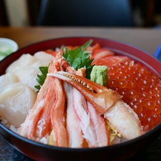 HARERUYA - 料理写真:北海丼（サーモン・ホタテ・カニ・いくら）