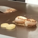 鉄板焼 円居 - プリプリ分厚いホタテ