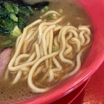 虎幸家 - 製麺所不明の中太麺。