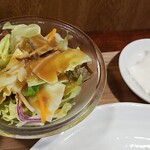 キッチン ブルー グローブ - サラダ、カブのお新香のアップ