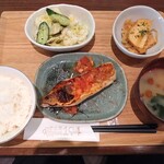 Ichijuu San Sai Kicchinikuyo - 魚定食（1200円）赤魚の塩麹グリル さっぱり！フレッシュトマトソース定食