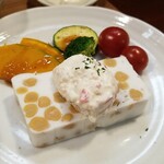 キッチン ブルー グローブ - テリーヌのアップ、ひよこ豆が多いですね？