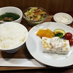 キッチン ブルー グローブ - 白身魚のすり身とひよこ豆のテリーヌ　ダイストマト入りタルタル添え