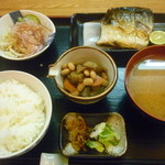 おんじき家ふうど - 日替り定食（塩さば、五目豆、鰹節の佃煮、白菜の漬け物、サラダ、味噌汁、ご飯）