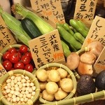 Tisanti Syou And Kositu Daining Guragara - 季節でどんどん内容が変わる、旬のお勧め野菜の籠盛り。お客様に選んでいただき、直ぐに調理いたします。（春～秋限定）