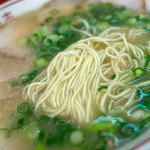 安全ラーメン - 麺はシッカリした細麺ストレート。濃厚なのにスッキリした豚骨スープに合います！