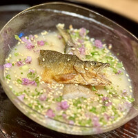 日本料理 研野 - ❶冷や汁 鮎一夜干し ～驚きっ！！！故郷宮崎の郷土料理である”冷や汁”が料理の一品として登場。京都の山井商店の白味噌、自家製の柚子胡椒。鮎の一夜干しをパリッと焼き上げて爽やかな美味しさ。