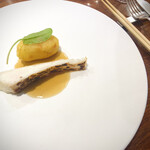 御影 ジュエンヌ - 魚料理。マナガツオってこんなに甘くてやわくて癖がなくて美味しいの……？個人的に焦がし玉ねぎのようなほろ苦くシックなこちらのソースがお気に入り過ぎます。