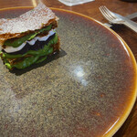 御影 ジュエンヌ - デザートその3。抹茶のほろ苦さにパイの香ばしさが大人の味わい。ほろ苦エッセンスも今回のお料理達の隠し要素な気がしてます。ごちそうさまでした。